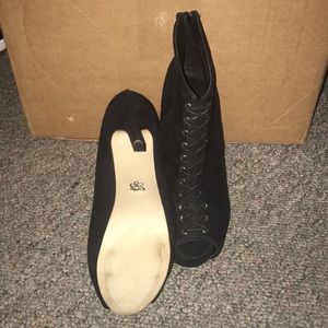 Peep toe, laced, heels 7.5